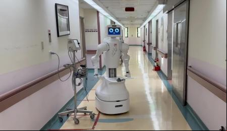 Nurabot en un pasillo de un hospital de Taiwán