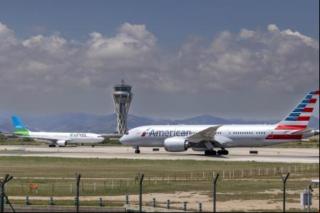 AVIONES DE LEVEL Y AMERICAN AIRLINES DESPEGANDO DEL AEROPUERTO DEL PRAT / JOSEP TARRADELLAS CON DESTINO A ESTADOS UNIDOS