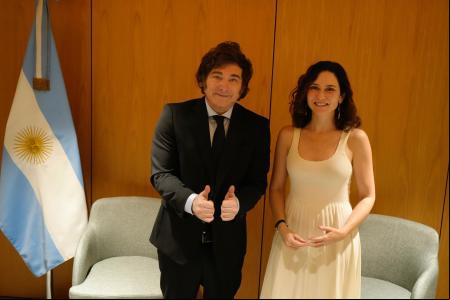 El presidente de Argentina, Javier Milei y la presidenta de la Comunidad de Madrid, Isabel Díaz Ayuso, durante la última jornada del Madrid Economic Forum, en el Palacio de Vistalegre, a 8 de junio de 2025, en Madrid (España). Tras dos ediciones anteriores en Andorra, el foro se ha trasladado a Madrid por primera vez. Durante el evento, los participantes se reúnen para abordar lo que consideran las principales problemáticas de España, debatirlas y proponer soluciones. La vivienda, la seguridad, las pensiones o el emprendimiento, son algunos de los temas a tratar durante el foro que se celebró ayer, 7 de junio, y hoy.