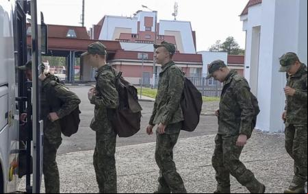 Undisclosed (Belarus), 09/06/2025.- A still image taken from a handout video provided by the press service of the Russian Ministry of Defence shows Russian servicemen boarding a bus after being released in a prisoner swap with Ukraine, at an undisclosed location in Belarus, 09 June 2025. The Russian Defense Ministry announced that as a result of negotiations, the first group of Russian servicemen under the age of 25 has been exchanged with Ukraine. (Bielorrusia, Rusia, Ucrania) EFE/EPA/RUSSIAN DEFENCE MINISTRY PRESS SERVICE HANDOUT -- MANDATORY CREDIT -- BEST QUALITY AVAILABLE -- HANDOUT EDITORIAL USE ONLY/NO SALES
