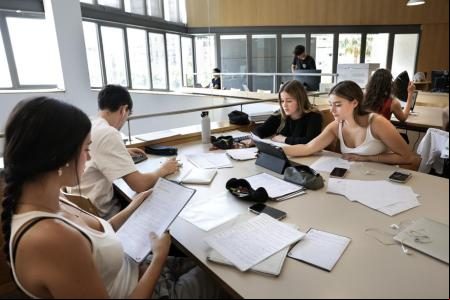 Ambiente en la biblioteca de Jaume Fuster (Barcelona) el día anterior a las pruebas