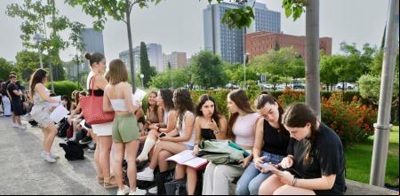 Los estudiantes se preparan para entrar a los exámenes de las Pruebas de a la Universidad (PAU) en la facultad de Derecho de la UB en Barcelona