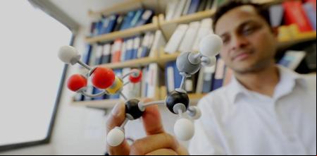 Vijay Yadav, de la Universidad Columbia en Nueva York, con un modelo de la molécula de taurina