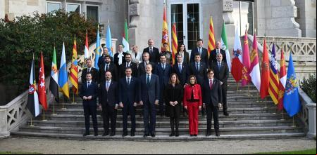 El presidente del Gobierno, Pedro Sánchez y el Rey, Felipe VI, en el centro de la imagen durante la foto de familia a su llegada a la XXVII Conferencia de Presidentes, en el Palacio de la Magdalena, a 13 de diciembre de 2024, en Santander, Cantabria (España). La conferencia se celebra tras más de dos años sin convocarse, en una cita en la que el foco está puesto en la financiación autonómica en Cataluña, aunque el orden del día también incluye vivienda, migración y sanidad.