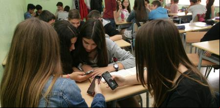 FOTO PARA LA VANGUARDIA VICENÇ LLURBA LV 05-05-2015 ALUMNOS DE ESO DEL INSTITUTO BAIX CAMP EN CLASE DEL PROYECTO PICAT TELEFONOS MOVILES REUS