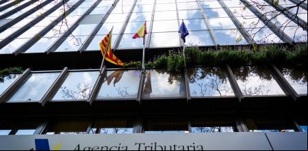 Foto ANDREA MARTÍNEZ PASTOR 27/03/2025. Recursos de la Agencia Tributaria de la Plaza Letamendi de Barcelona para la campaña de la renta. Se encarga de conseguir que las personas paguen sus impuestos. También se le conoce con las letras AEAT.