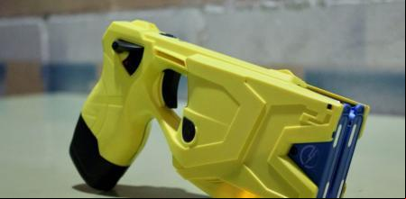 Pistola eléctrica Taser usada por los Mossos d'Esquadra