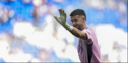 BARCELONA, 24/05/2025.- El portero del Espanyol Joan García Pons calienta durante la jornada 38 de LaLiga EA Sports que el RCD Espanyol y el UD Las Palmas disputan este sábado, en el RCDE Stadium. EFE/ Alejandro García