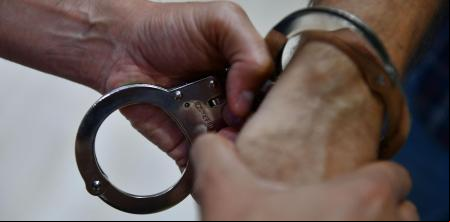 El mosso detenido por apuñalar a su mujer sale de prisión y vuelve a entrar por romper la orden de alejamiento