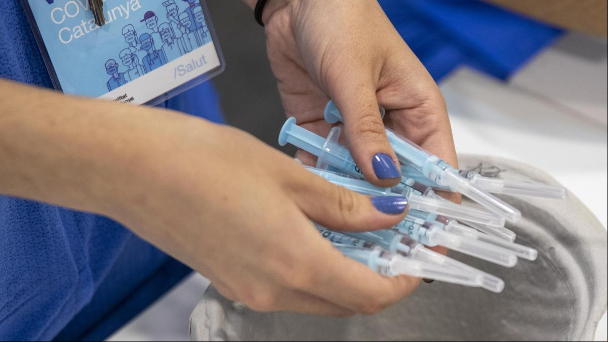 Catalunya abre la vacunación de tercera dosis a los de entre 55 y 59 años y mañana desde los 50