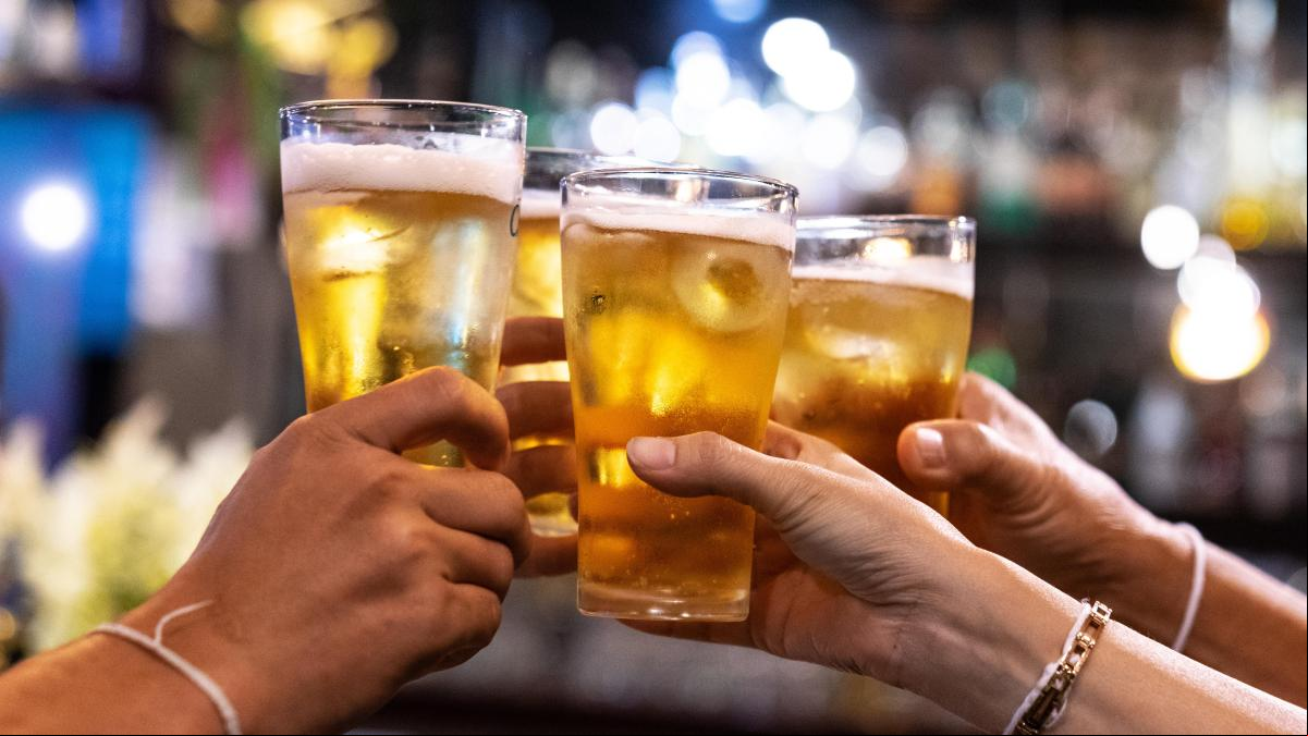 Se pide la baja médica por problemas de hígado y un detective de la empresa la descubre en una ruta de cervezas que se prolongó en varios bares a lo largo de 7,5 km