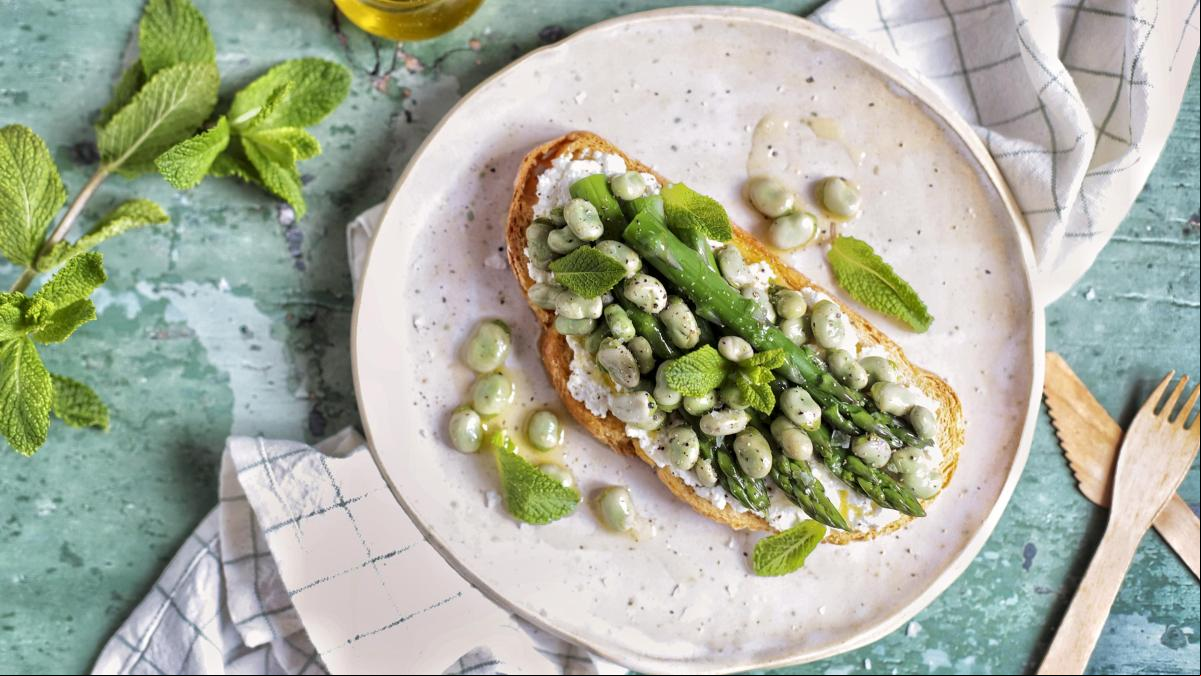 En tostadas, estofadas, a la menta… 4 recetas con habas para aprovechar la temporada