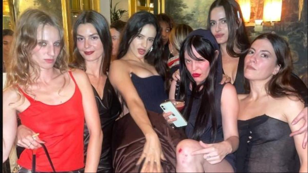 La alocada fiesta de cumpleaños de Rosalía en París: tarta de cigarros, tres looks e invitadas estrellas como Kendal Jenner