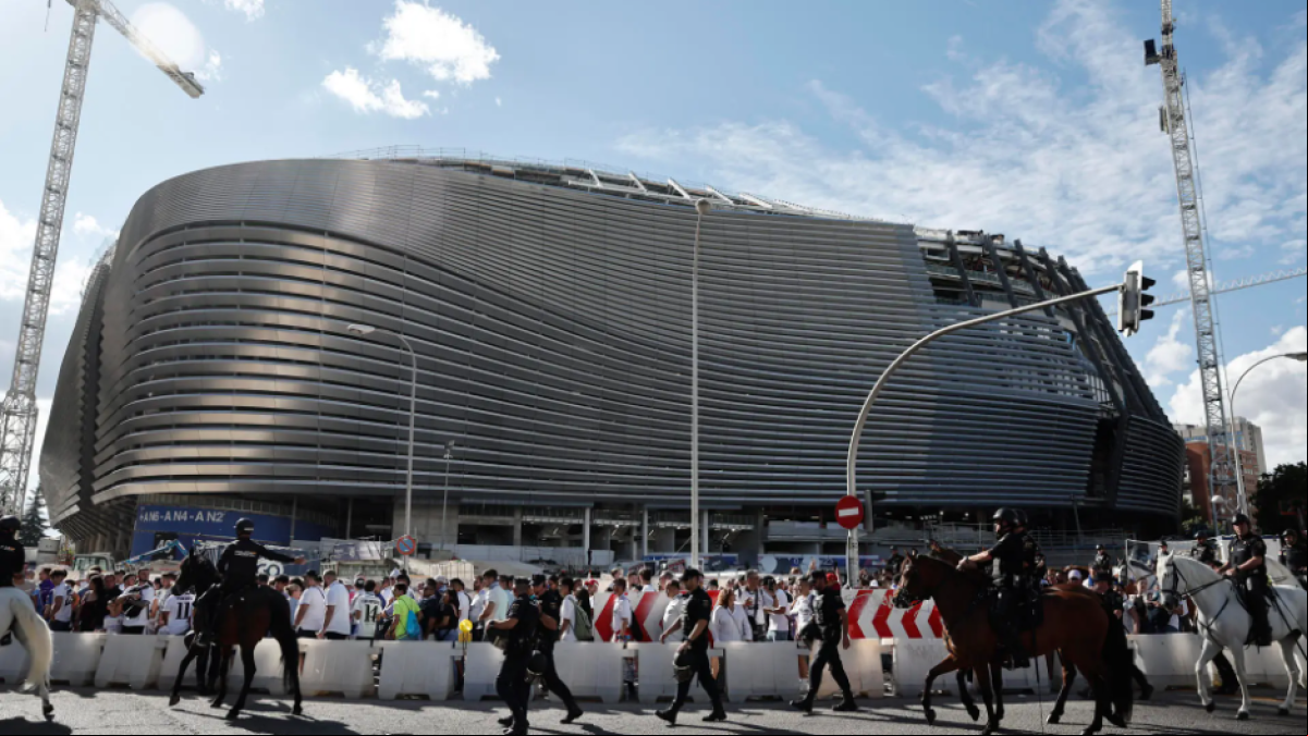 Los vecinos denuncian que el Bernabéu opera con una licencia caducada y el Madrid lo niega