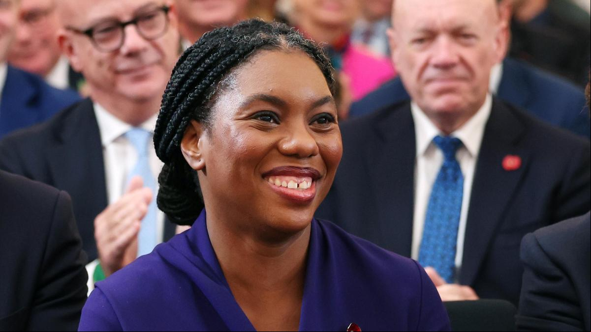 Los ‘tories’ británicos eligen como líder a una mujer de origen nigeriano