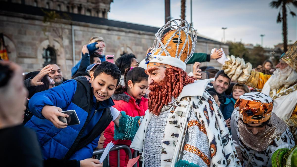 Los barceloneses enseñan a los Reyes Magos cómo se fabrica la ilusión