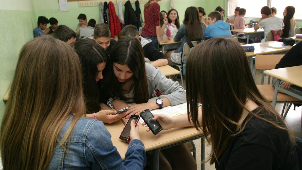 Illa avanza que habrá “más medidas restrictivas” para los móviles en el próximo curso escolar