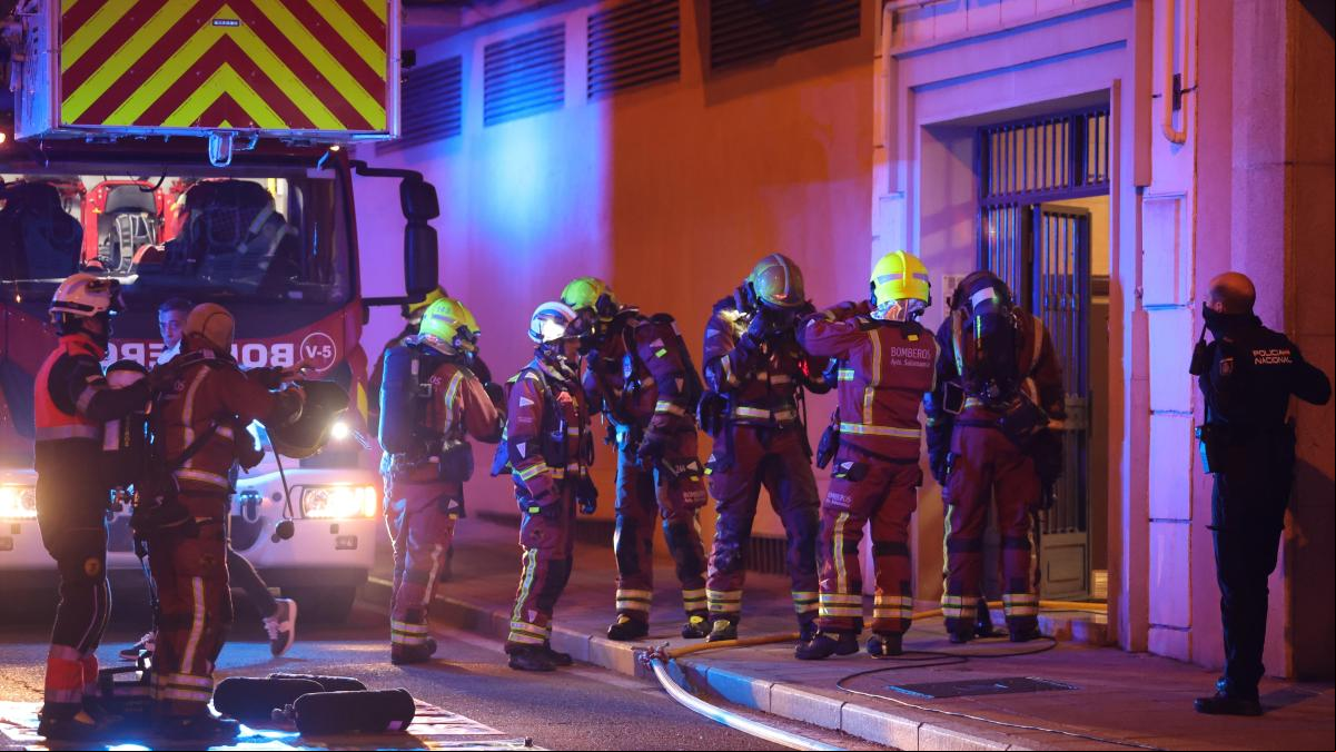 Muere un hombre de 60 años y dos personas quedan heridas en tres incendios durante la misma madrugada en Cádiz
