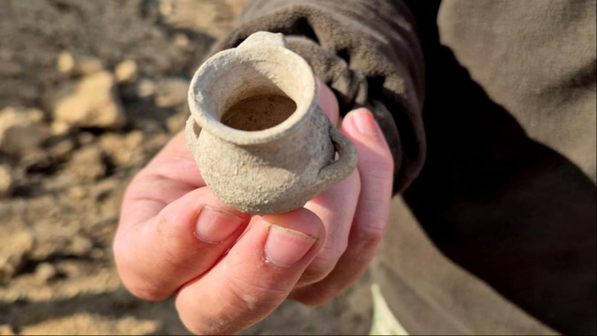 Soldados ucranianos estaban cavando una trinchera durante la guerra con Rusia cuando descubrieron una necrópolis griega del siglo VI antes de Cristo