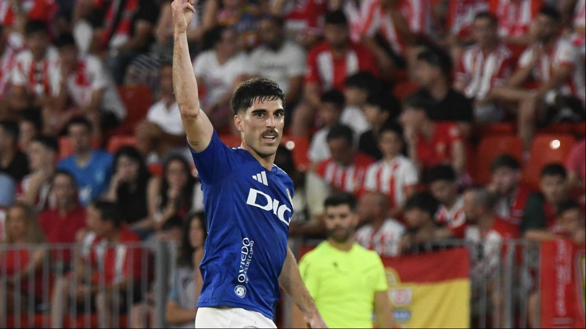 El Oviedo asalta a un Almería (1-2) carente de Luis Suárez