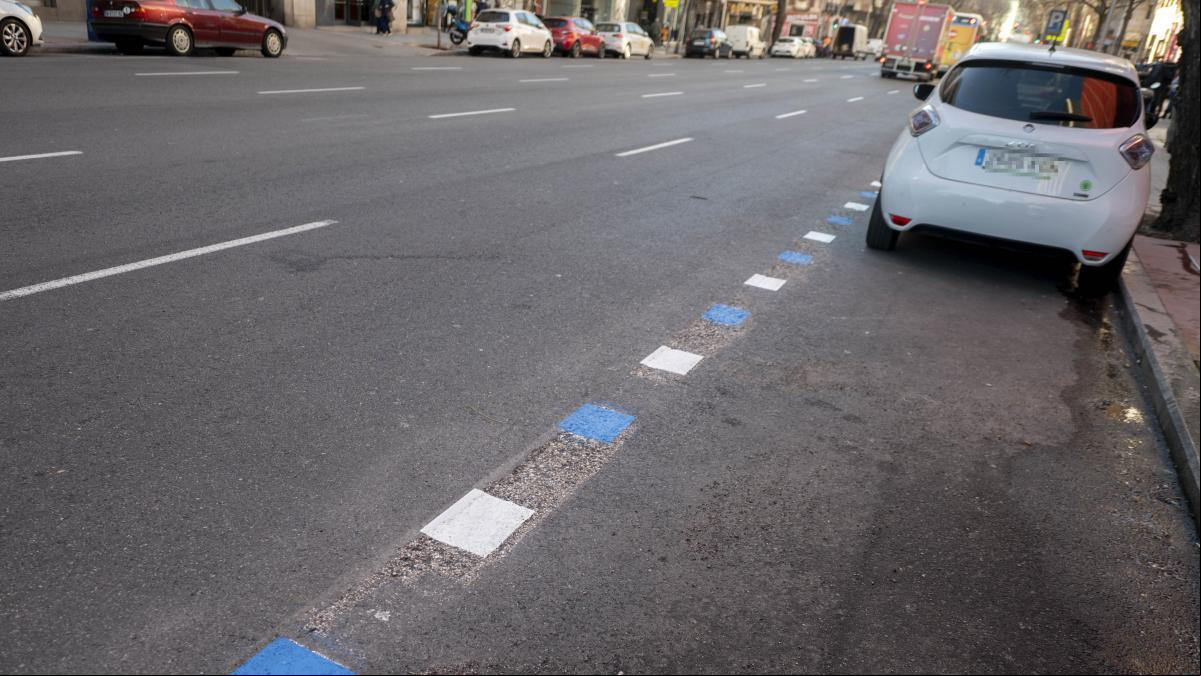 ¿Qué significan las nuevas líneas blancas y azules discontinuas pintadas en la calzada?