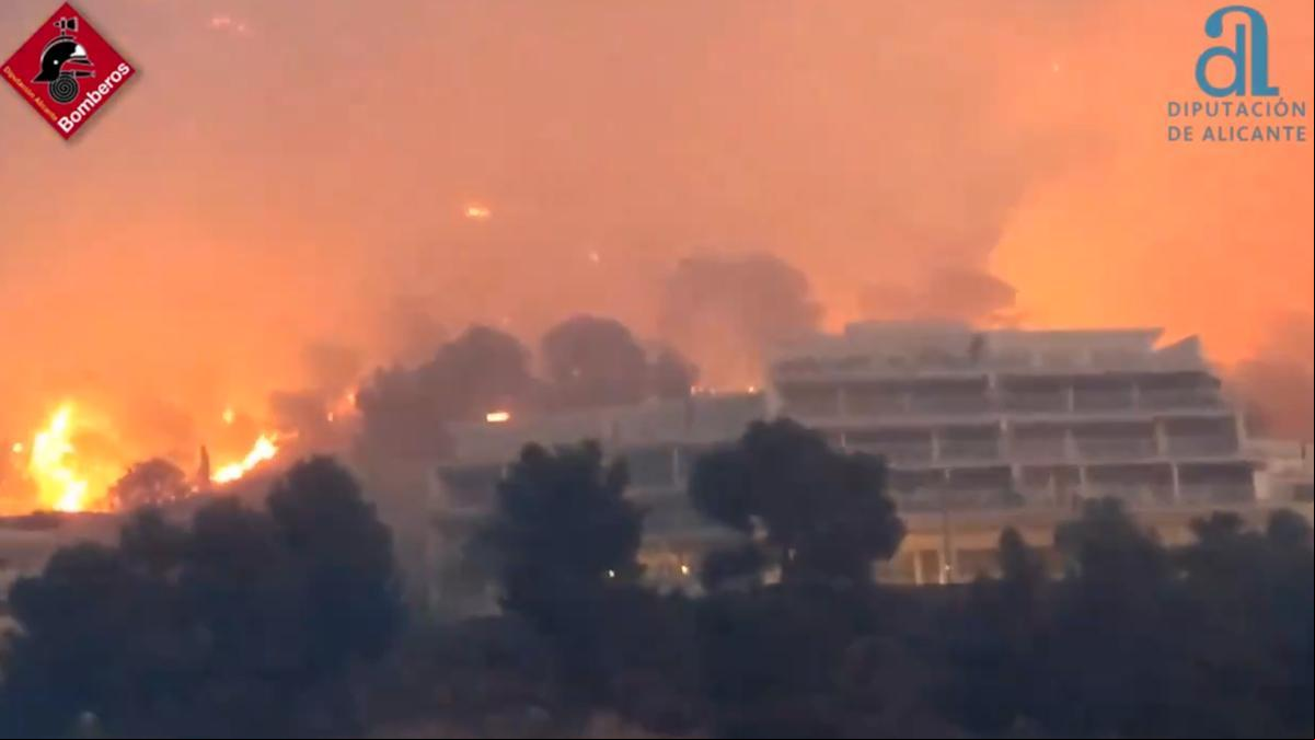 Los vecinos vuelven a sus casas y se estabiliza el incendio de Altea que provocó el corte de la AP-7