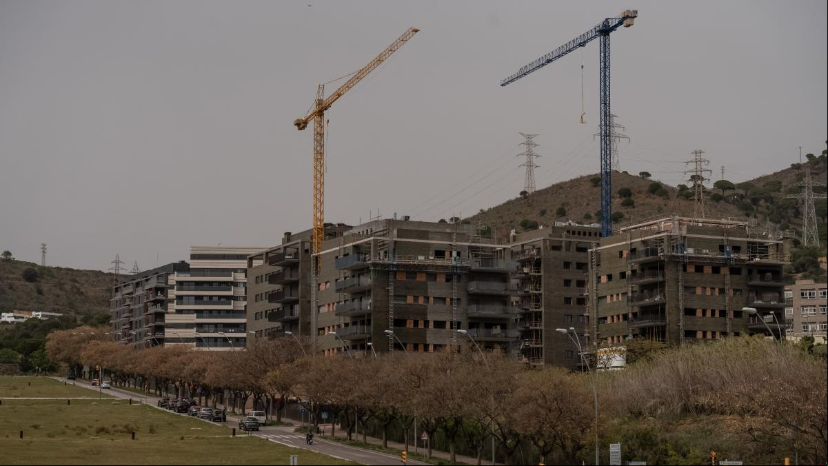 Los avales a compradores y las rebajas fiscales encarecen el precio de la vivienda, advierte Funcas