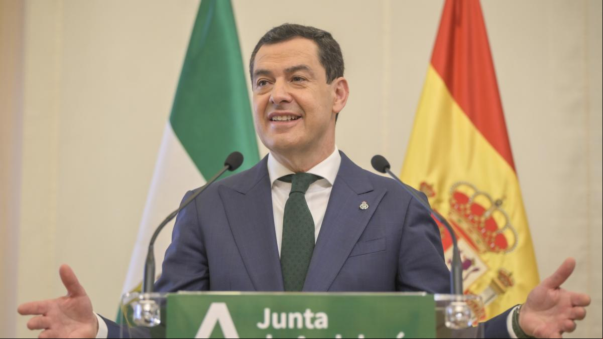 El PP de Juanma Moreno revalidaría su mayoría absoluta en las próximas elecciones, según el CIS andaluz
