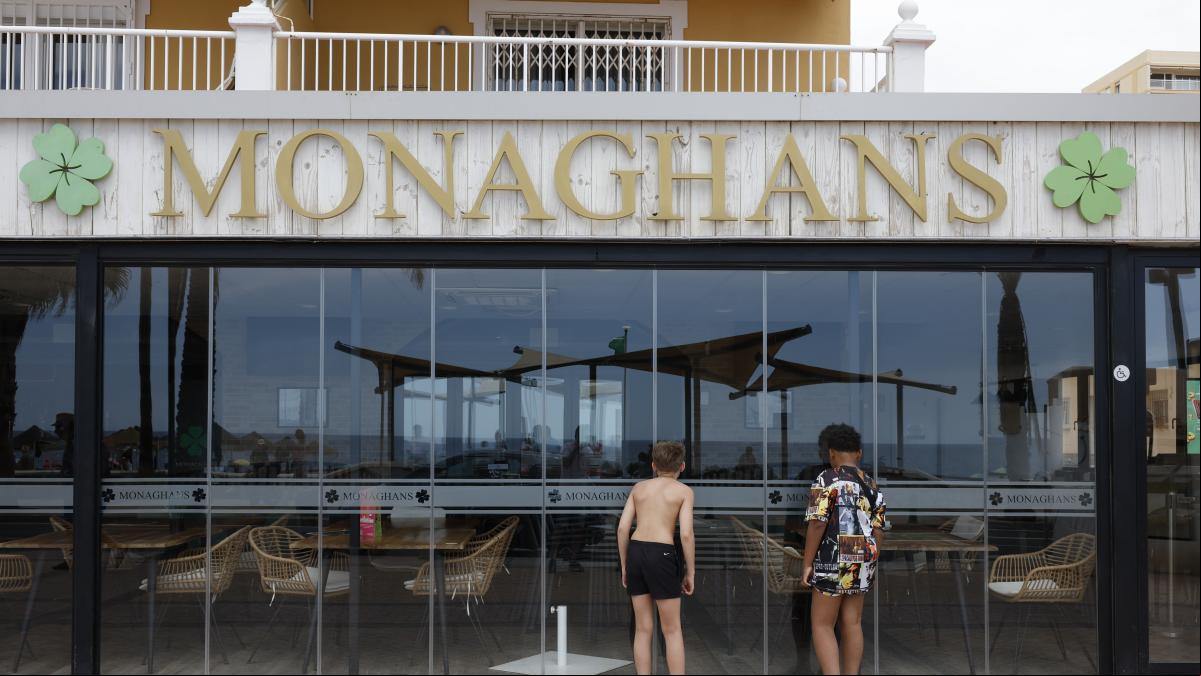Dos escoceses muertos tras ser tiroteados en un bar de copas de Fuengirola (Málaga)
