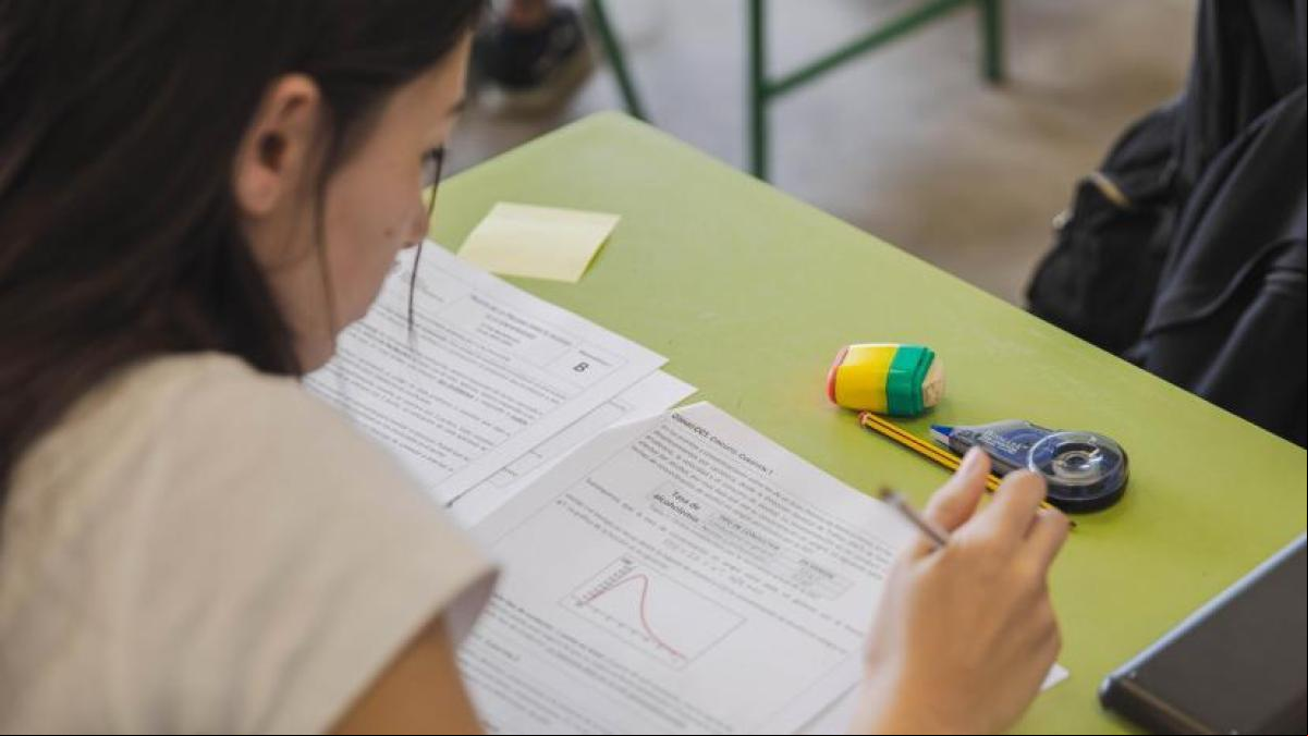 Laura Ferret, correctora en la selectividad: “Llevo años haciendo exámenes de caligrafía en bachillerato, si no, no entiendo la letra”