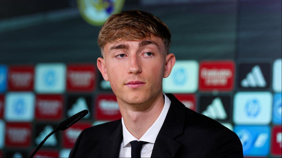 Huijsen: “Es el mejor día de mi vida” Huijsen: “Es el mejor día de mi vida”