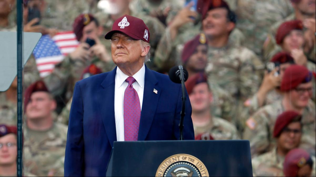 Trump presume de politizar al ejército en un mitin desde la principal base militar de EE.UU.